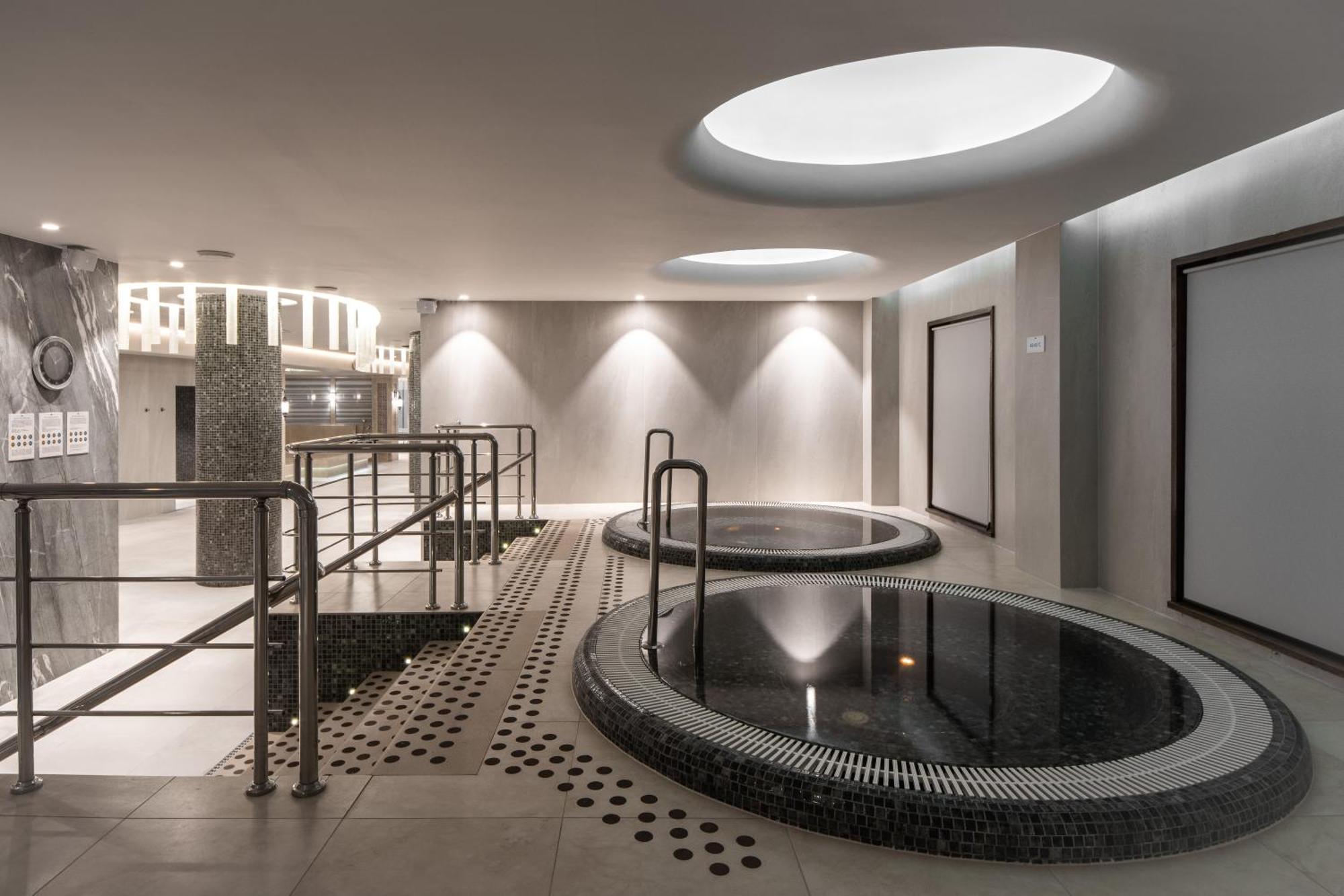 Aquaperla Hotel & Spa Chişinau Exteriör bild